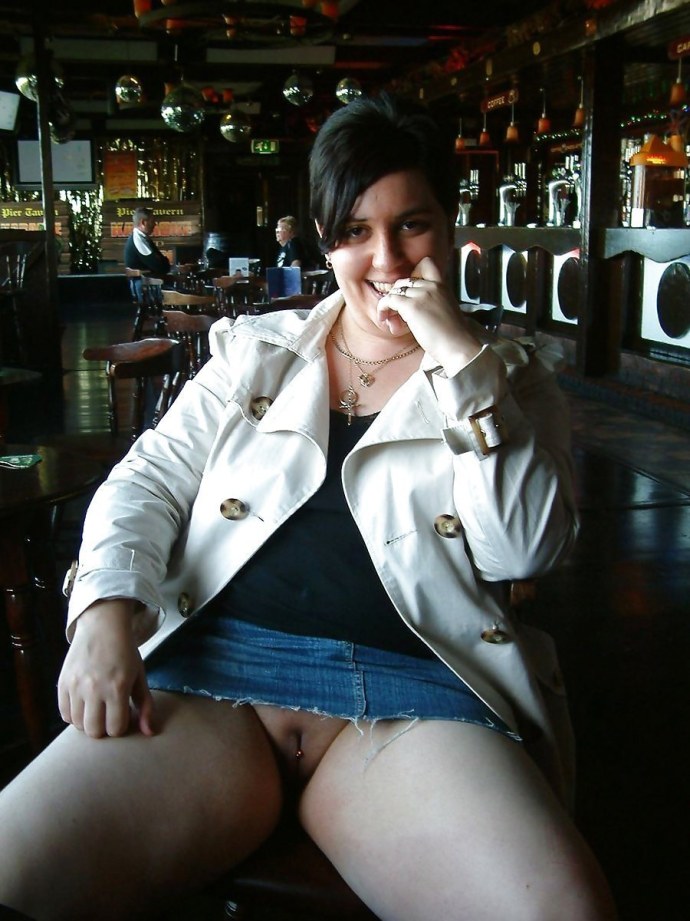 Зрелые в юбке и без трусов