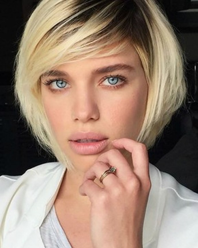 Блондинка с короткими волосами