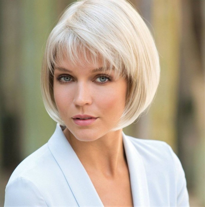 Стрижки Боб-каре средние волосы с челкой 50+ женские