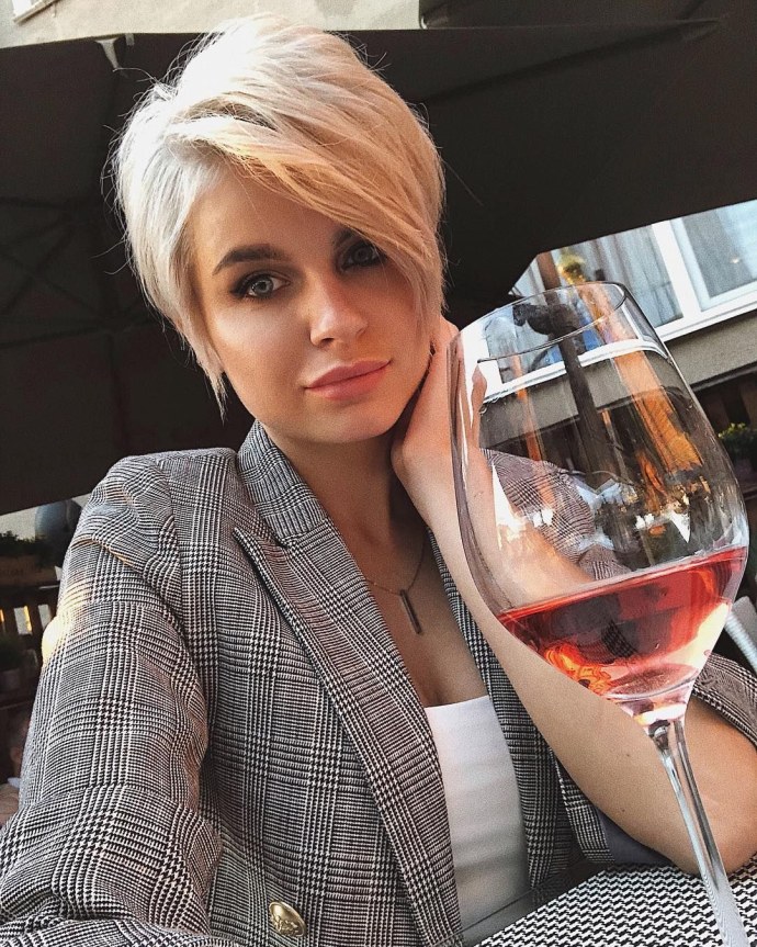 Короткие стрижки для женщин блондинок