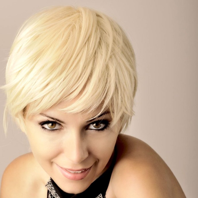 Блондинка с короткой стрижкой