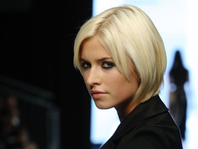 Девушка Военная с короткой стрижкой блондинка