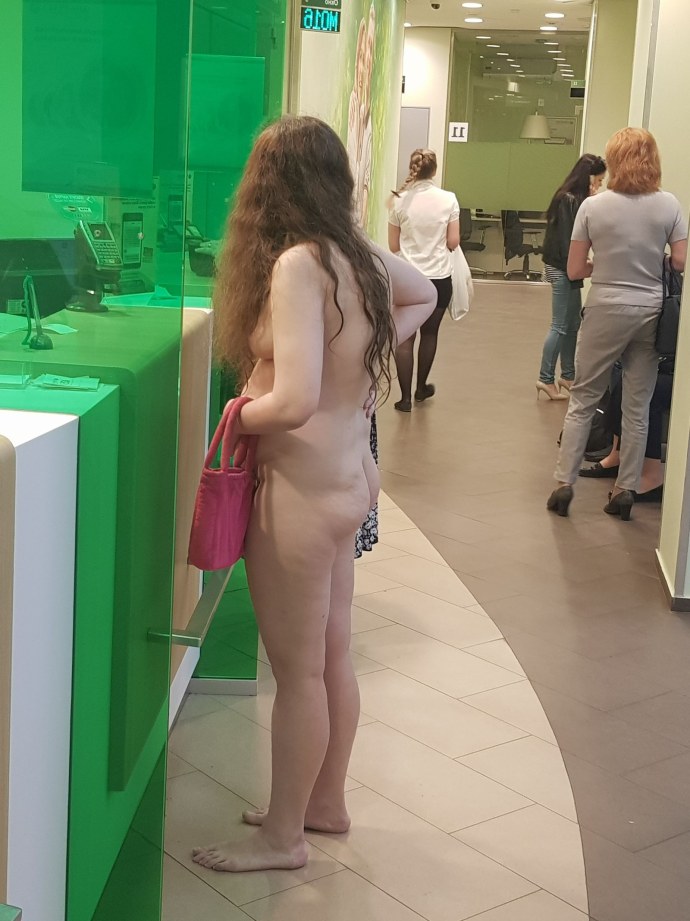 Голая в банке