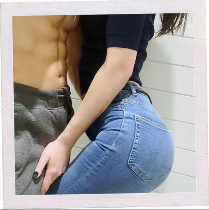 Девушка трогает мужчину