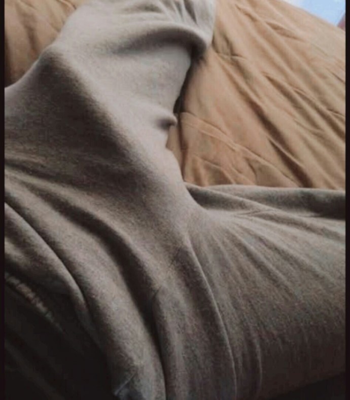 Парень в кровати без лица