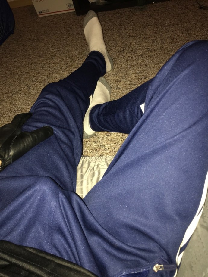 Мужские ноги на кровати