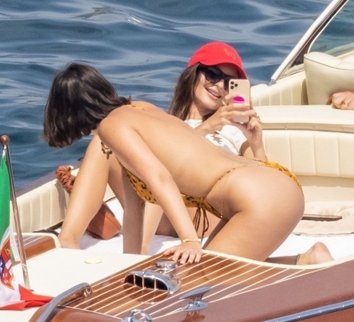 Эмили Ратаковски голая на яхте