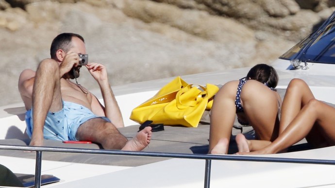 Эмили Ратаковски на яхте 18