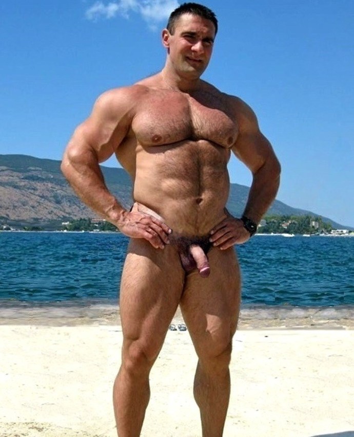 Мужчины голышом на природе