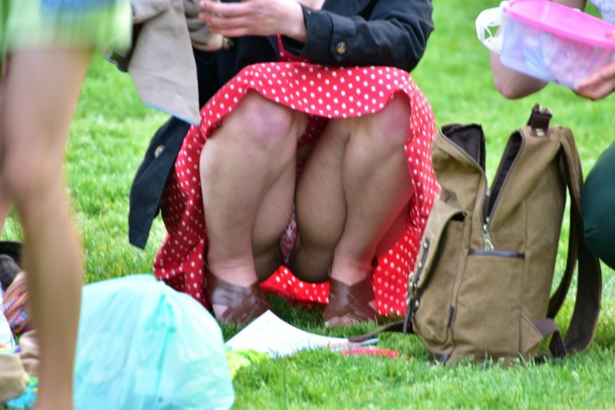 Девушки без трусиков в магазине