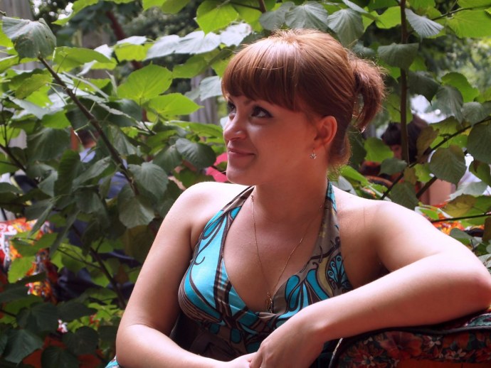 Девушки на улице в чулках