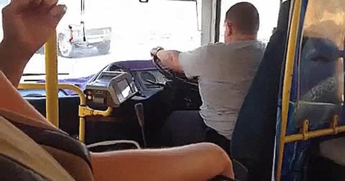 Под юбкой в общественном транспорте