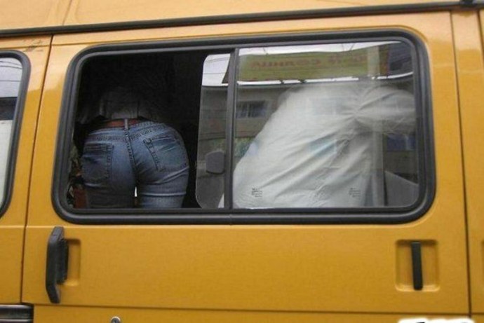 Девушка за рулем грузовика