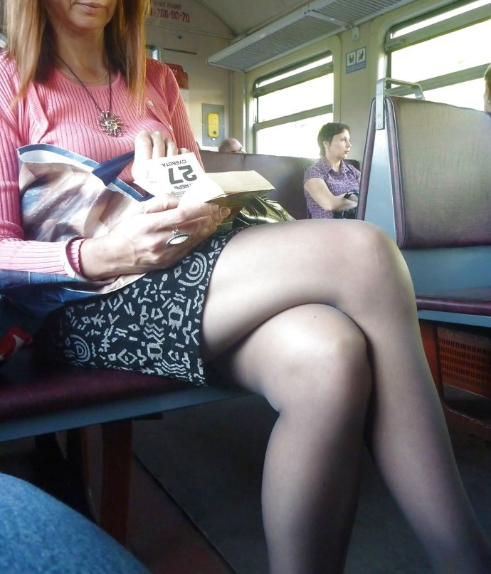 Девушки в общественном транспорте