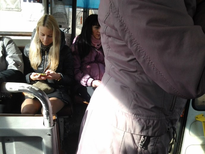 Девушки в общественном транспорте
