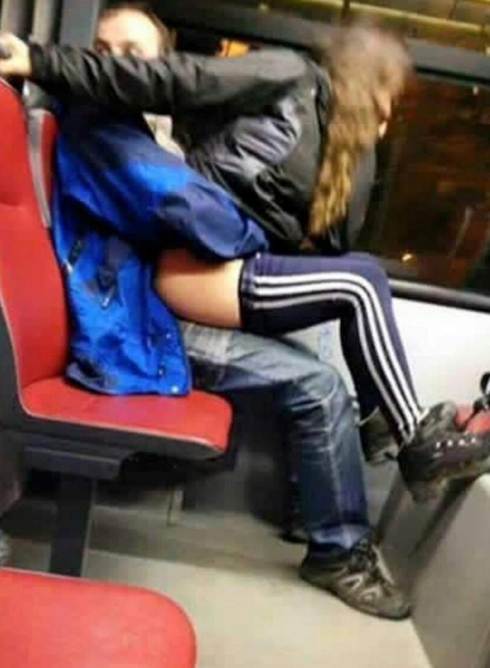 Беременная в автобусе