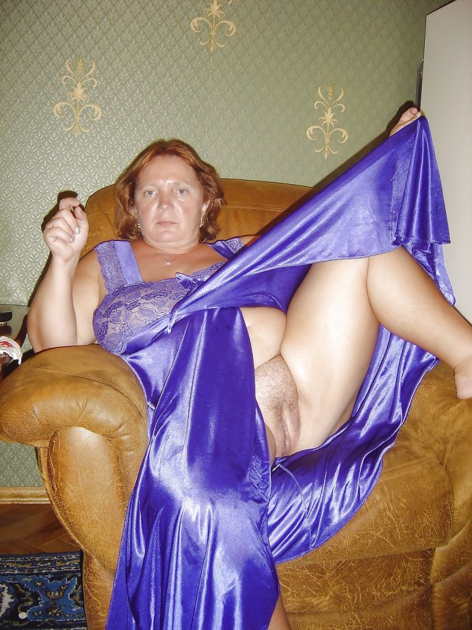 Зрелые пышки в халате без трусов