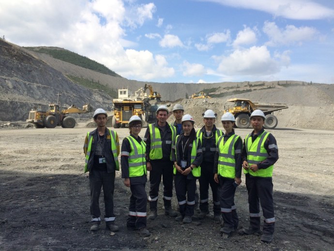 Миниатюрная брюнетка досуг