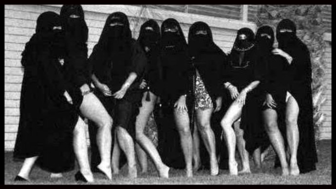 Девушка с флагом Саудовской Аравии