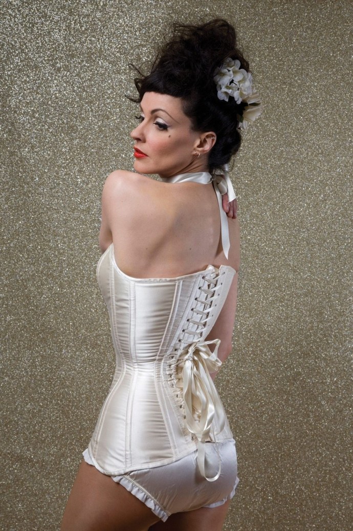 Девушки в чулках ласкают друг друга