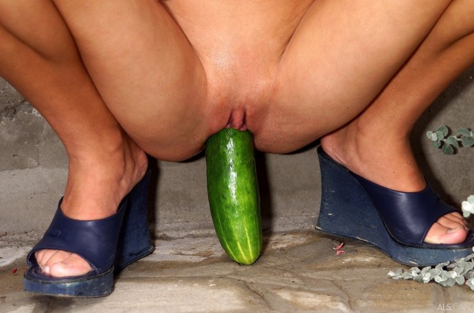 Огромный огурец в вагине