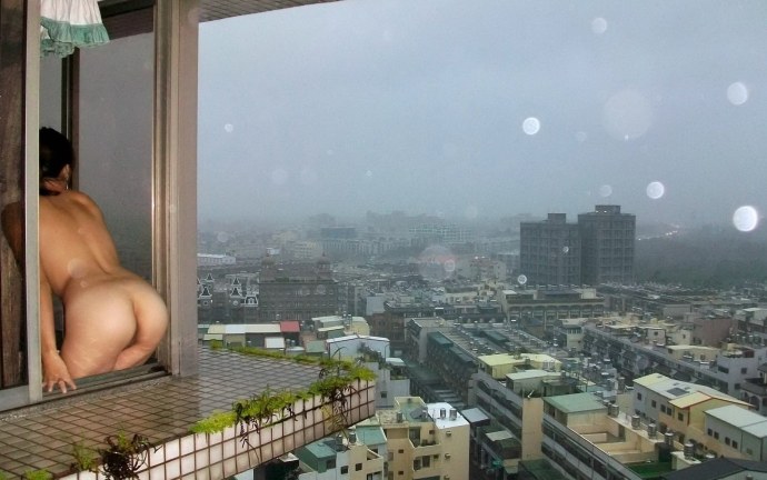 Голая фотосессия на балконе небоскреба