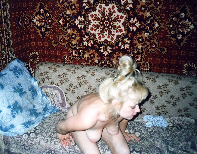 Голая толстая на фоне ковра