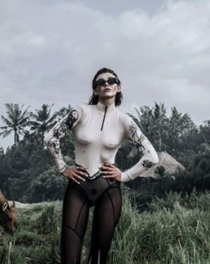 Маша Ивакова топлесс