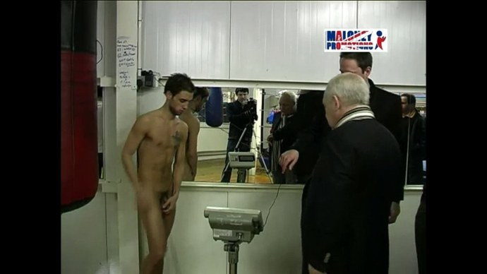 Голые парни на взвешивании