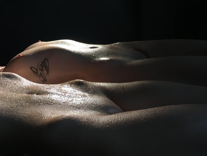 Голые девки лежат на спине