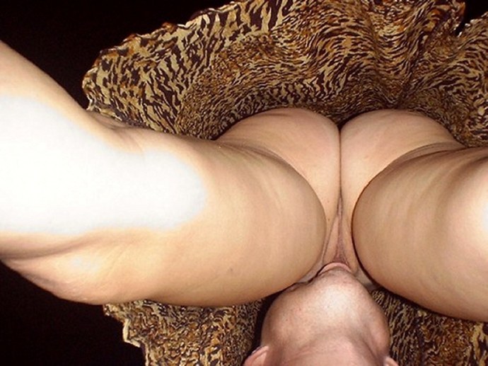 Голые женщины вид снизу кунилингус