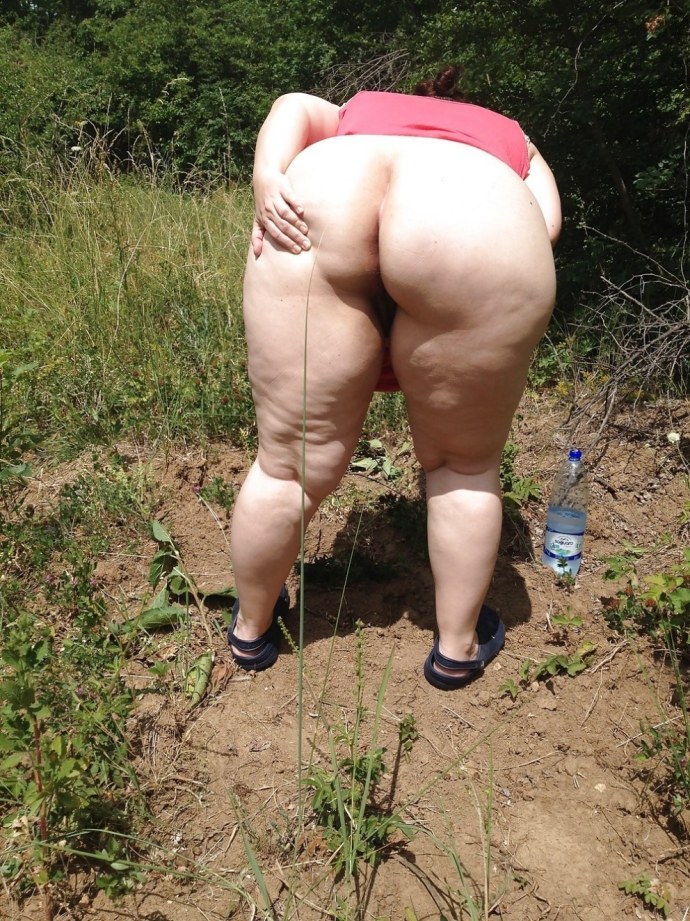 Толстая задница на природе