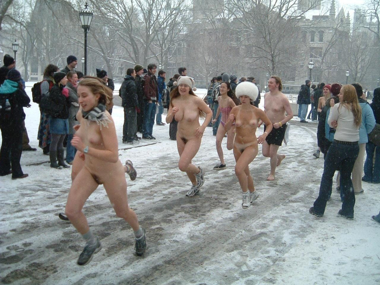голые мужики бегают по улице