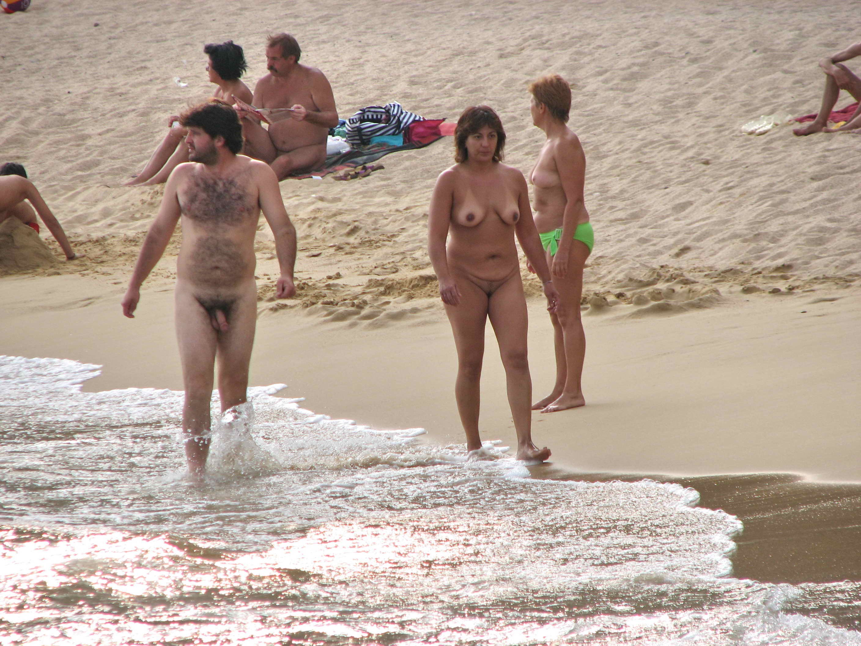 голые парни на пляже среди одетых фото 18