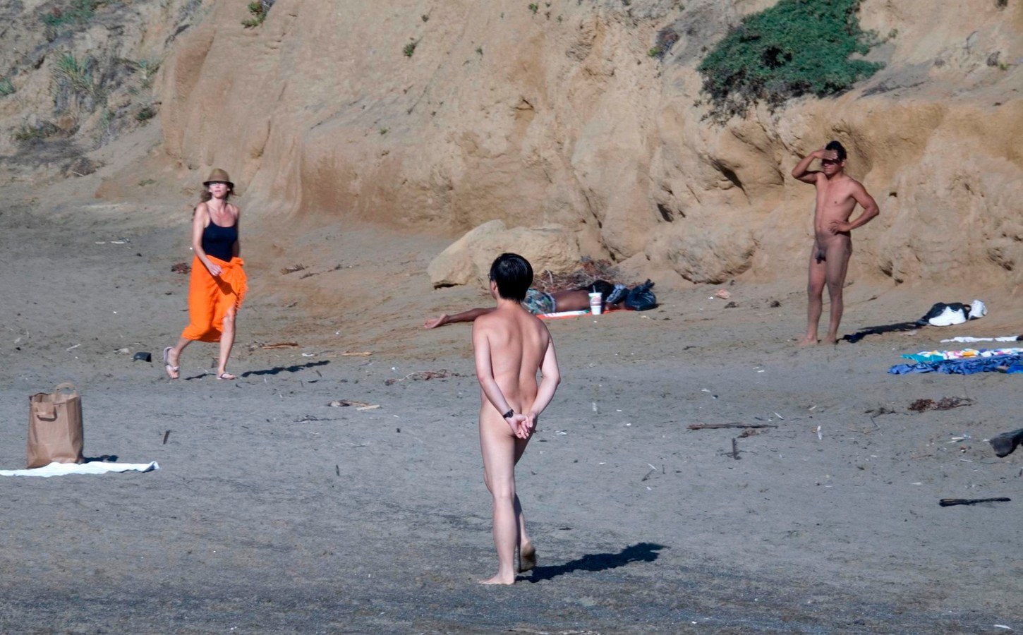голые парни на общественном пляже фото 82
