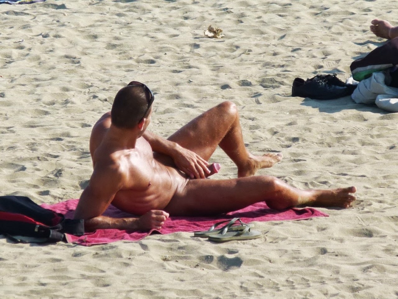 голые парни на пляжу и нудисты фото 86