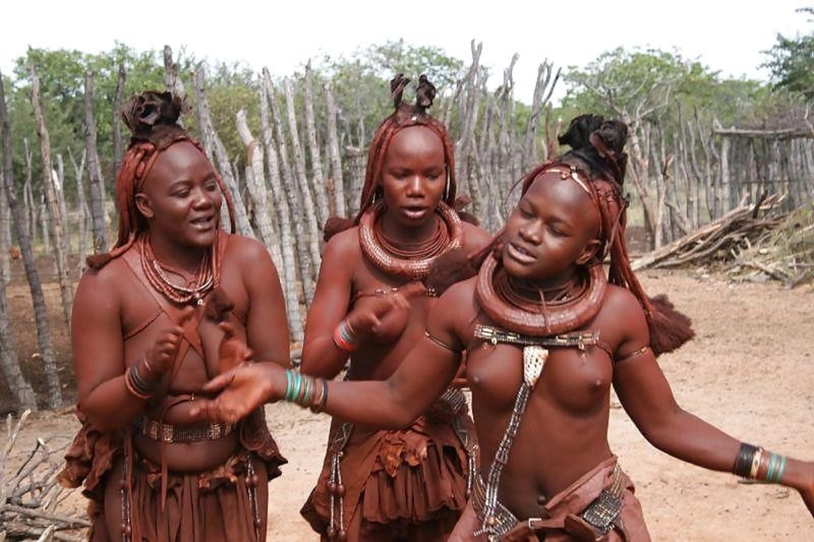 племена где женщины ходят голыми фото 21