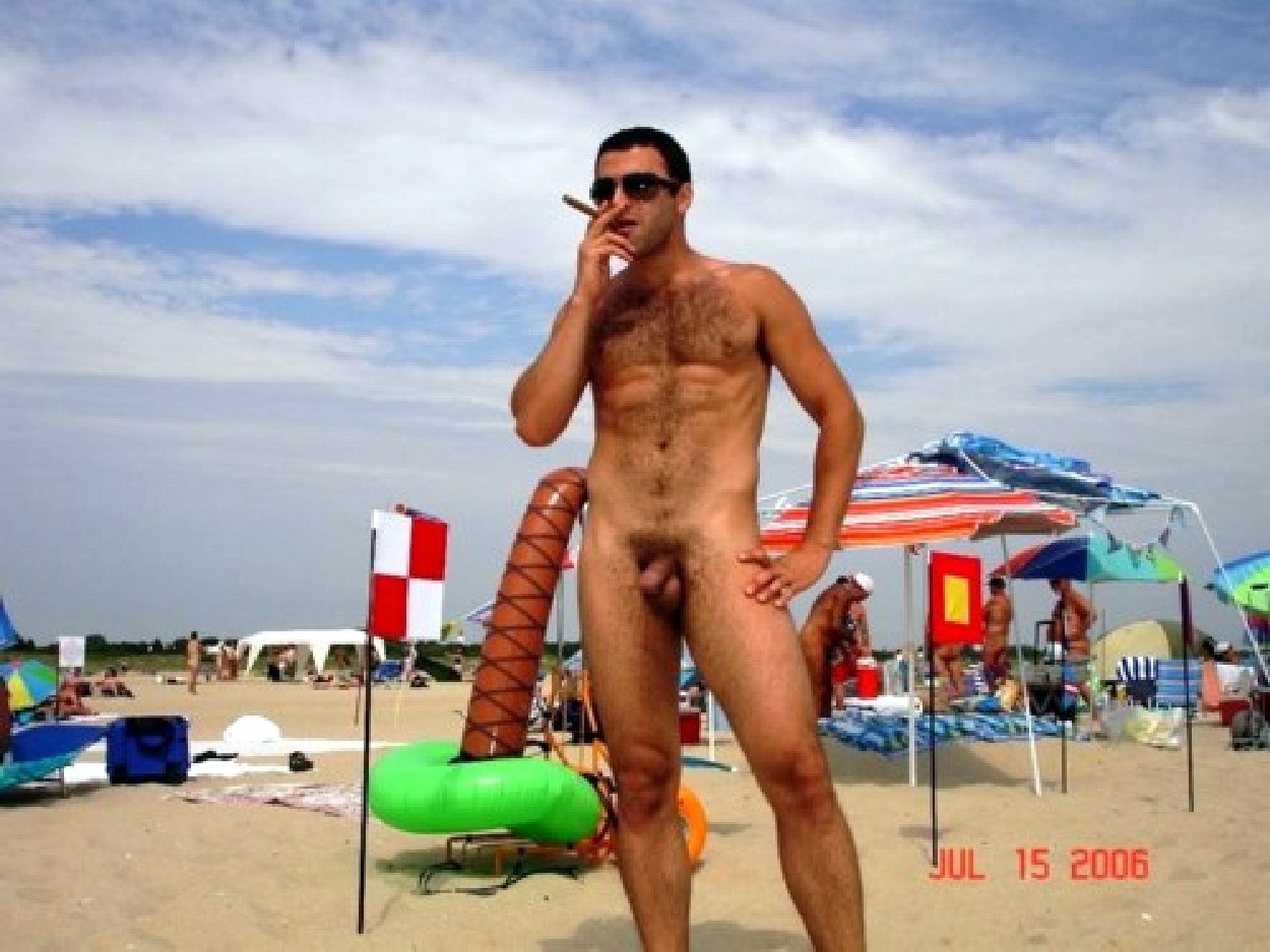 парни на пляже с голыми членами фото 80