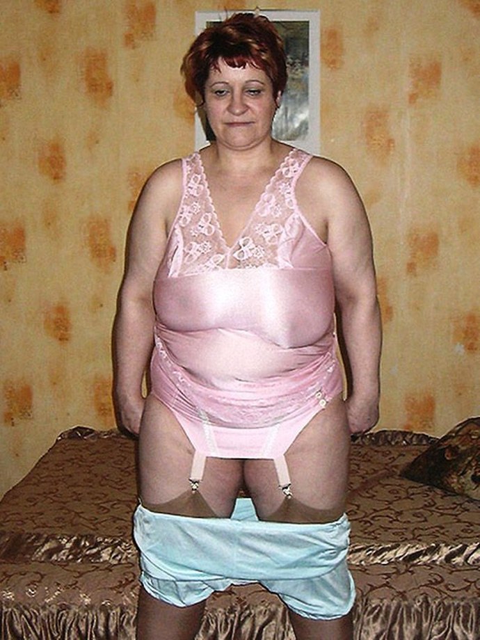 Женские попки в панталонах