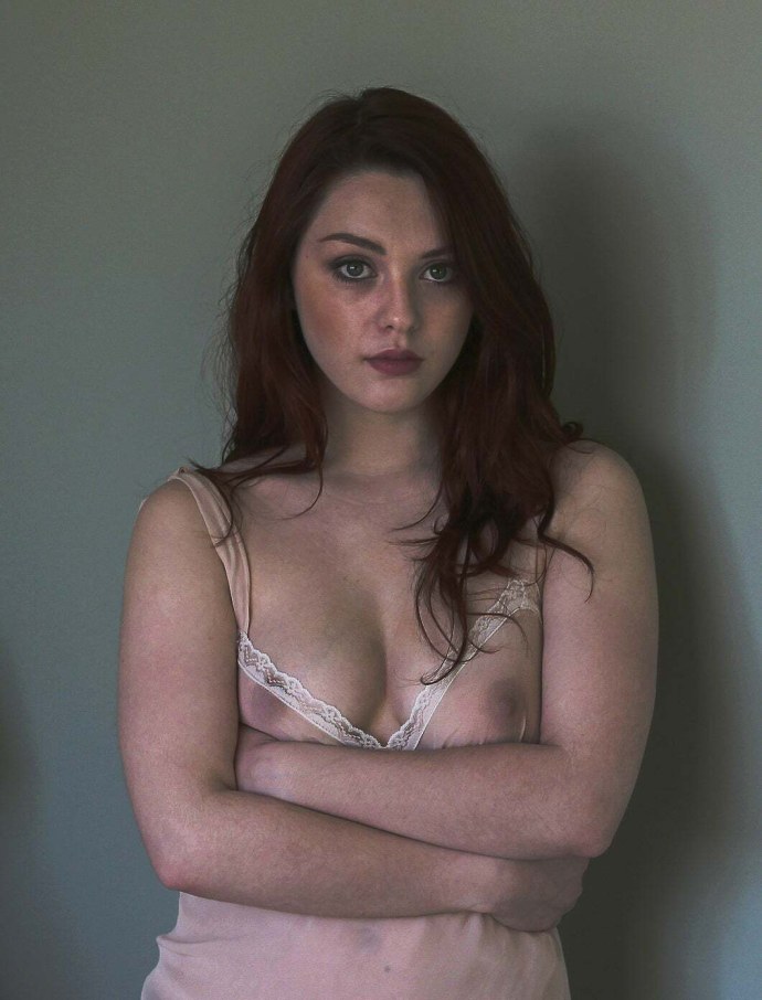 Имоджен Дайер разделась