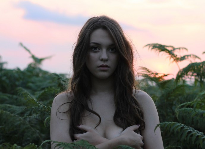 Модель Имоген Дайер в постели