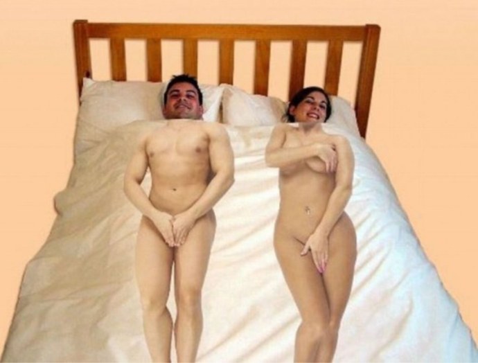 Муж с женой голые в постели