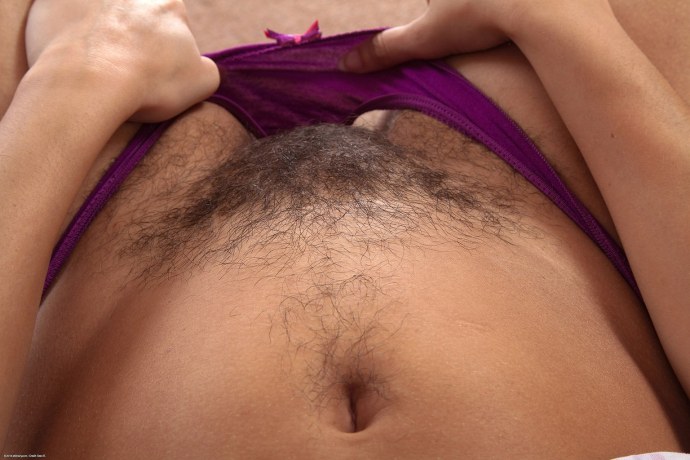 Волосатые женщины в трусиках