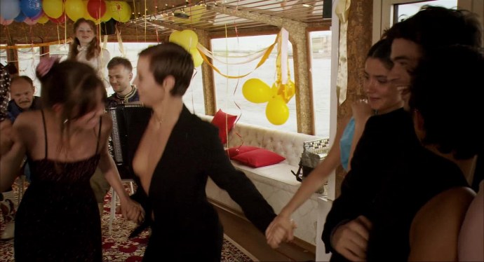 Сесиль Плеже актриса в купальнике