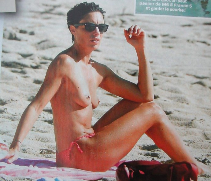 Сесиль Плеже голая в бане