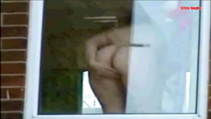 Огромные сиськи в окне