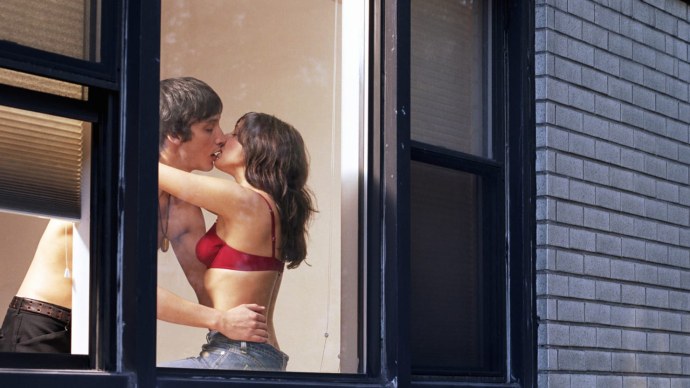 Фаллоимитатор на присоске в ванне