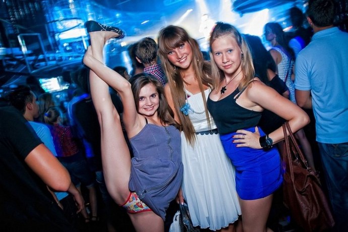 Девчонки в клубе
