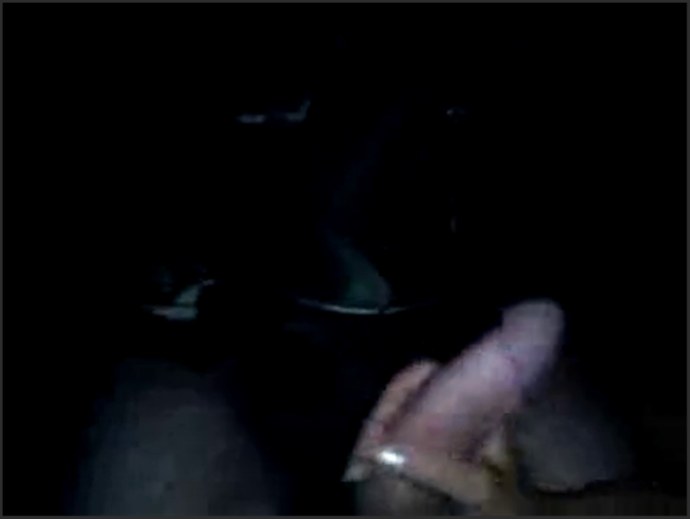 Голый член в машине ночью