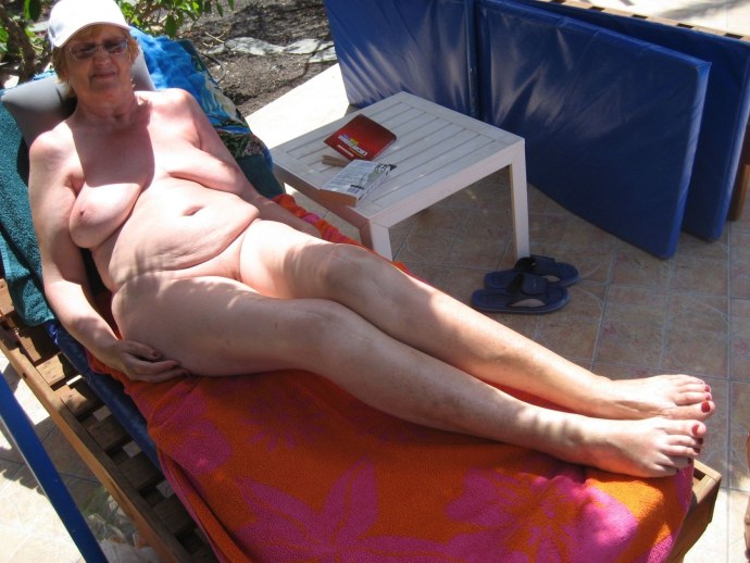 Бабушки загорают голышом